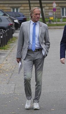 cntv Gerhard Delling TV Moderator auf dem Weg ins Gericht Block Prozess Am heutigen Prozesstag im Prozess um die angebliche Entf?hrung der Block Kinder kamen die beteiligten Angeklagten zeitlich und raeumlich voneinenader getrennt am Gericht an Hamburg 15.10.2025 Zuerst kam Stefan Hensel, dananch Christina Block mit ihrem Anwalt, Etws sp?ter betrat Gehrard Delling mit seinem Anwalt das Gericht. Zuletzt kam dann der Anwalt von Stefan Hensel. Gerhard Delling TV Moderator mit Rechtsanwalt David Rieks Christina Block Unternehmerin mit ihren Verteidiger Ingo Bott und ihre Verteidigerin Paula Wlodarek Ein Verfahrensbeteiligter kam wie zu jeder Verhandlung v?llig vermummt an. Stephan Hensel Ex-Ehemann und Vater der Kinder von Christina Bl-stock-foto