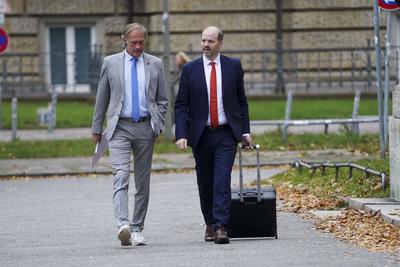 cntv Gerhard Delling TV Moderator mit Rechtsanwalt David Rieks auf dem Weg ins Gericht Block Prozess Am heutigen Prozesstag im Prozess um die angebliche Entf?hrung der Block Kinder kamen die beteiligten Angeklagten zeitlich und raeumlich voneinenader getrennt am Gericht an Hamburg 15.10.2025 Zuerst kam Stefan Hensel, dananch Christina Block mit ihrem Anwalt, Etws sp?ter betrat Gehrard Delling mit seinem Anwalt das Gericht. Zuletzt kam dann der Anwalt von Stefan Hensel. Gerhard Delling TV Moderator mit Rechtsanwalt David Rieks Christina Block Unternehmerin mit ihren Verteidiger Ingo Bott und ihre Verteidigerin Paula Wlodarek Ein Verfahrensbeteiligter kam wie zu jeder Verhandlung v?llig vermummt an. Stephan Hensel Ex-Ehemann und Vate-stock-foto