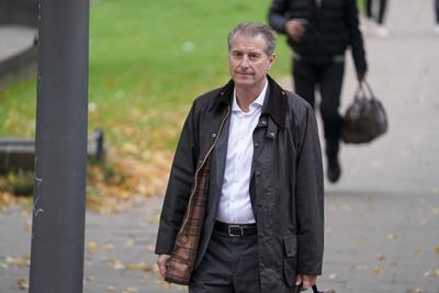 cntv Stephan Hensel Ex-Ehemann und Vater der Kinder von Christina Block auf dem Weg ins Gericht Block Prozess Am heutigen Prozesstag im Prozess um die angebliche Entf?hrung der Block Kinder kamen die beteiligten Angeklagten zeitlich und raeumlich voneinenader getrennt am Gericht an Hamburg 15.10.2025 Zuerst kam Stefan Hensel, dananch Christina Block mit ihrem Anwalt, Etws sp?ter betrat Gehrard Delling mit seinem Anwalt das Gericht. Zuletzt kam dann der Anwalt von Stefan Hensel. Gerhard Delling TV Moderator mit Rechtsanwalt David Rieks Christina Block Unternehmerin mit ihren Verteidiger Ingo Bott und ihre Verteidigerin Paula Wlodarek Ein Verfahrensbeteiligter kam wie zu jeder Verhandlung v?llig vermummt an. Stephan Hensel Ex-Ehemann-stock-foto