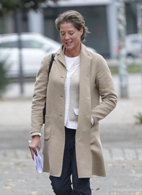 cntv Unternehmerin Christina Block ins Gericht Block Prozess Am heutigen Prozesstag im Prozess um die angebliche Entf?hrung der Block Kinder kamen die beteiligten Angeklagten zeitlich und raeumlich voneinenader getrennt am Gericht an Hamburg 15.10.2025 Zuerst kam Stefan Hensel, dananch Christina Block mit ihrem Anwalt, Etws sp?ter betrat Gehrard Delling mit seinem Anwalt das Gericht. Zuletzt kam dann der Anwalt von Stefan Hensel. Gerhard Delling TV Moderator mit Rechtsanwalt David Rieks Christina Block Unternehmerin mit ihren Verteidiger Ingo Bott und ihre Verteidigerin Paula Wlodarek Ein Verfahrensbeteiligter kam wie zu jeder Verhandlung v?llig vermummt an. Stephan Hensel Ex-Ehemann und Vater der Kinder von Christina Block rechts-stock-foto