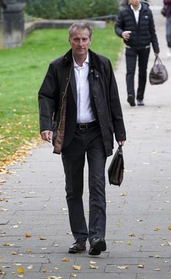 cntv Stephan Hensel Ex-Ehemann und Vater der Kinder von Christina Block auf dem Weg ins Gericht Block Prozess Am heutigen Prozesstag im Prozess um die angebliche Entf?hrung der Block Kinder kamen die beteiligten Angeklagten zeitlich und raeumlich voneinenader getrennt am Gericht an Hamburg 15.10.2025 Zuerst kam Stefan Hensel, dananch Christina Block mit ihrem Anwalt, Etws sp?ter betrat Gehrard Delling mit seinem Anwalt das Gericht. Zuletzt kam dann der Anwalt von Stefan Hensel. Gerhard Delling TV Moderator mit Rechtsanwalt David Rieks Christina Block Unternehmerin mit ihren Verteidiger Ingo Bott und ihre Verteidigerin Paula Wlodarek Ein Verfahrensbeteiligter kam wie zu jeder Verhandlung v?llig vermummt an. Stephan Hensel Ex-Ehemann-stock-foto