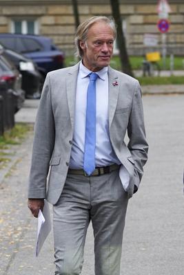 cntv Gerhard Delling TV Moderator auf dem Weg ins Gericht Block Prozess Am heutigen Prozesstag im Prozess um die angebliche Entf?hrung der Block Kinder kamen die beteiligten Angeklagten zeitlich und raeumlich voneinenader getrennt am Gericht an Hamburg 15.10.2025 Zuerst kam Stefan Hensel, dananch Christina Block mit ihrem Anwalt, Etws sp?ter betrat Gehrard Delling mit seinem Anwalt das Gericht. Zuletzt kam dann der Anwalt von Stefan Hensel. Gerhard Delling TV Moderator mit Rechtsanwalt David Rieks Christina Block Unternehmerin mit ihren Verteidiger Ingo Bott und ihre Verteidigerin Paula Wlodarek Ein Verfahrensbeteiligter kam wie zu jeder Verhandlung v?llig vermummt an. Stephan Hensel Ex-Ehemann und Vater der Kinder von Christina Bl-stock-foto