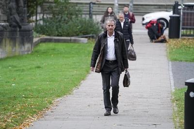 cntv Stephan Hensel Ex-Ehemann und Vater der Kinder von Christina Block auf dem Weg ins Gericht Block Prozess Am heutigen Prozesstag im Prozess um die angebliche Entf?hrung der Block Kinder kamen die beteiligten Angeklagten zeitlich und raeumlich voneinenader getrennt am Gericht an Hamburg 15.10.2025 Zuerst kam Stefan Hensel, dananch Christina Block mit ihrem Anwalt, Etws sp?ter betrat Gehrard Delling mit seinem Anwalt das Gericht. Zuletzt kam dann der Anwalt von Stefan Hensel. Gerhard Delling TV Moderator mit Rechtsanwalt David Rieks Christina Block Unternehmerin mit ihren Verteidiger Ingo Bott und ihre Verteidigerin Paula Wlodarek Ein Verfahrensbeteiligter kam wie zu jeder Verhandlung v?llig vermummt an. Stephan Hensel Ex-Ehemann-stock-foto