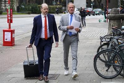 cntv Gerhard Delling TV Moderator mit Rechtsanwalt David Rieks auf dem Weg ins Gericht Block Prozess Am heutigen Prozesstag im Prozess um die angebliche Entf?hrung der Block Kinder kamen die beteiligten Angeklagten zeitlich und raeumlich voneinenader getrennt am Gericht an Hamburg 15.10.2025 Zuerst kam Stefan Hensel, dananch Christina Block mit ihrem Anwalt, Etws sp?ter betrat Gehrard Delling mit seinem Anwalt das Gericht. Zuletzt kam dann der Anwalt von Stefan Hensel. Gerhard Delling TV Moderator mit Rechtsanwalt David Rieks Christina Block Unternehmerin mit ihren Verteidiger Ingo Bott und ihre Verteidigerin Paula Wlodarek Ein Verfahrensbeteiligter kam wie zu jeder Verhandlung v?llig vermummt an. Stephan Hensel Ex-Ehemann und Vate-stock-foto