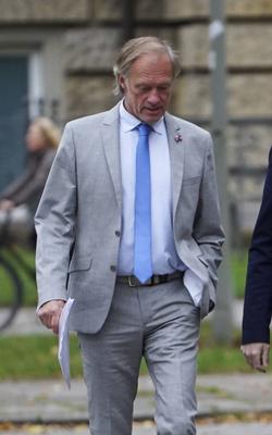 cntv Gerhard Delling TV Moderator auf dem Weg ins Gericht Block Prozess Am heutigen Prozesstag im Prozess um die angebliche Entf?hrung der Block Kinder kamen die beteiligten Angeklagten zeitlich und raeumlich voneinenader getrennt am Gericht an Hamburg 15.10.2025 Zuerst kam Stefan Hensel, dananch Christina Block mit ihrem Anwalt, Etws sp?ter betrat Gehrard Delling mit seinem Anwalt das Gericht. Zuletzt kam dann der Anwalt von Stefan Hensel. Gerhard Delling TV Moderator mit Rechtsanwalt David Rieks Christina Block Unternehmerin mit ihren Verteidiger Ingo Bott und ihre Verteidigerin Paula Wlodarek Ein Verfahrensbeteiligter kam wie zu jeder Verhandlung v?llig vermummt an. Stephan Hensel Ex-Ehemann und Vater der Kinder von Christina Bl-stock-foto