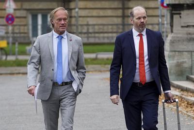 cntv Gerhard Delling TV Moderator mit Rechtsanwalt David Rieks auf dem Weg ins Gericht Block Prozess Am heutigen Prozesstag im Prozess um die angebliche Entf?hrung der Block Kinder kamen die beteiligten Angeklagten zeitlich und raeumlich voneinenader getrennt am Gericht an Hamburg 15.10.2025 Zuerst kam Stefan Hensel, dananch Christina Block mit ihrem Anwalt, Etws sp?ter betrat Gehrard Delling mit seinem Anwalt das Gericht. Zuletzt kam dann der Anwalt von Stefan Hensel. Gerhard Delling TV Moderator mit Rechtsanwalt David Rieks Christina Block Unternehmerin mit ihren Verteidiger Ingo Bott und ihre Verteidigerin Paula Wlodarek Ein Verfahrensbeteiligter kam wie zu jeder Verhandlung v?llig vermummt an. Stephan Hensel Ex-Ehemann und Vate-stock-foto