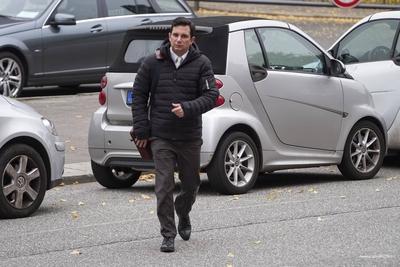 cntv Anwalt Philip von der Meden auf dem Weg ins Gericht Block Prozess Am heutigen Prozesstag im Prozess um die angebliche Entf?hrung der Block Kinder kamen die beteiligten Angeklagten zeitlich und raeumlich voneinenader getrennt am Gericht an Hamburg 15.10.2025 Zuerst kam Stefan Hensel, dananch Christina Block mit ihrem Anwalt, Etws sp?ter betrat Gehrard Delling mit seinem Anwalt das Gericht. Zuletzt kam dann der Anwalt von Stefan Hensel. Gerhard Delling TV Moderator mit Rechtsanwalt David Rieks Christina Block Unternehmerin mit ihren Verteidiger Ingo Bott und ihre Verteidigerin Paula Wlodarek Ein Verfahrensbeteiligter kam wie zu jeder Verhandlung v?llig vermummt an. Stephan Hensel Ex-Ehemann und Vater der Kinder von Christina Bl-stock-foto