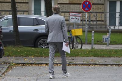 cntv Gerhard Delling TV Moderator auf dem Weg ins Gericht Block Prozess Am heutigen Prozesstag im Prozess um die angebliche Entf?hrung der Block Kinder kamen die beteiligten Angeklagten zeitlich und raeumlich voneinenader getrennt am Gericht an Hamburg 15.10.2025 Zuerst kam Stefan Hensel, dananch Christina Block mit ihrem Anwalt, Etws sp?ter betrat Gehrard Delling mit seinem Anwalt das Gericht. Zuletzt kam dann der Anwalt von Stefan Hensel. Gerhard Delling TV Moderator mit Rechtsanwalt David Rieks Christina Block Unternehmerin mit ihren Verteidiger Ingo Bott und ihre Verteidigerin Paula Wlodarek Ein Verfahrensbeteiligter kam wie zu jeder Verhandlung v?llig vermummt an. Stephan Hensel Ex-Ehemann und Vater der Kinder von Christina Bl-stock-foto
