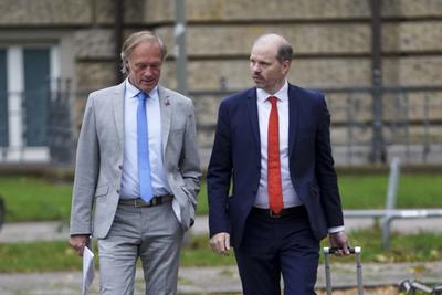 cntv Gerhard Delling TV Moderator mit Rechtsanwalt David Rieks auf dem Weg ins Gericht Block Prozess Am heutigen Prozesstag im Prozess um die angebliche Entf?hrung der Block Kinder kamen die beteiligten Angeklagten zeitlich und raeumlich voneinenader getrennt am Gericht an Hamburg 15.10.2025 Zuerst kam Stefan Hensel, dananch Christina Block mit ihrem Anwalt, Etws sp?ter betrat Gehrard Delling mit seinem Anwalt das Gericht. Zuletzt kam dann der Anwalt von Stefan Hensel. Gerhard Delling TV Moderator mit Rechtsanwalt David Rieks Christina Block Unternehmerin mit ihren Verteidiger Ingo Bott und ihre Verteidigerin Paula Wlodarek Ein Verfahrensbeteiligter kam wie zu jeder Verhandlung v?llig vermummt an. Stephan Hensel Ex-Ehemann und Vate-stock-foto