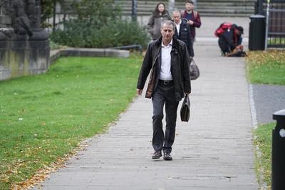 cntv Stephan Hensel Ex-Ehemann und Vater der Kinder von Christina Block auf dem Weg ins Gericht Block Prozess Am heutigen Prozesstag im Prozess um die angebliche Entf?hrung der Block Kinder kamen die beteiligten Angeklagten zeitlich und raeumlich voneinenader getrennt am Gericht an Hamburg 15.10.2025 Zuerst kam Stefan Hensel, dananch Christina Block mit ihrem Anwalt, Etws sp?ter betrat Gehrard Delling mit seinem Anwalt das Gericht. Zuletzt kam dann der Anwalt von Stefan Hensel. Gerhard Delling TV Moderator mit Rechtsanwalt David Rieks Christina Block Unternehmerin mit ihren Verteidiger Ingo Bott und ihre Verteidigerin Paula Wlodarek Ein Verfahrensbeteiligter kam wie zu jeder Verhandlung v?llig vermummt an. Stephan Hensel Ex-Ehemann-stock-foto