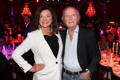 Freifrau Uschi Daemmrich von Luttitz mit Ehemann Eckart Freiherr von Luttitz / Premiere von Ohlala in Schuhbecks Teatro-stock-foto