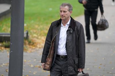 cntv Stephan Hensel Ex-Ehemann und Vater der Kinder von Christina Block auf dem Weg ins Gericht Block Prozess Am heutigen Prozesstag im Prozess um die angebliche Entf?hrung der Block Kinder kamen die beteiligten Angeklagten zeitlich und raeumlich voneinenader getrennt am Gericht an Hamburg 15.10.2025 Zuerst kam Stefan Hensel, dananch Christina Block mit ihrem Anwalt, Etws sp?ter betrat Gehrard Delling mit seinem Anwalt das Gericht. Zuletzt kam dann der Anwalt von Stefan Hensel. Gerhard Delling TV Moderator mit Rechtsanwalt David Rieks Christina Block Unternehmerin mit ihren Verteidiger Ingo Bott und ihre Verteidigerin Paula Wlodarek Ein Verfahrensbeteiligter kam wie zu jeder Verhandlung v?llig vermummt an. Stephan Hensel Ex-Ehemann-stock-foto