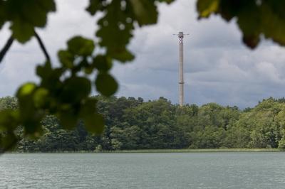 Bildnummer: 59894996  Datum: 23.06.2013  Copyright: imago/HohlfeldWeithin sichtbar ist der Schornstein des ehemaligen Kernkraftwerkes Rheinsberg (Landkreis Oberhavel), im Vordergrund der Gro?e Stechlinsee. Das Kernkraftwerk Rheinsberg (KKR) war das erste wirtschaftlich genutzte Kernkraftwerk der DDR. Es wurde ab 1960 nahe der Stadt Rheinsberg auf einer Landenge zwischen dem Nehmitzsee und dem Gro?en Stechlinsee errichtet, ging 1966 in Betrieb und wurde 1990 stillgelegt. Seit 1995 befindet es sich im R?ckbau. Das K?hlwasser wurde aus dem Nehmitzsee entnommen und durch den Auslaufkanal des Kernkraftwerks in den Stechlinsee eingeleitet. Beide Seen sind durch den Polzowkanal verbunden, so dass ein Kreislauf bestand. Kernkraftwerk Rheinsberg Gesellschaft xas x0x 2013 quer Schornstein Kernkraftwerk Atomkraftwerk Kraftwerk Energie Forschung Wirtschaft Gro?er Stechlinsee Stechlinsee See Wasser Wald Rheinsberg Oberhavel Brandenburg Landschaft  59894996 Date 23 06 2013 Copyright Imago Hohlfeld Widely visible is the Chimney the former Nuclear power plant Rheinsberg County Oberhavel in Foreground the Size Stechlinsee the Nuclear power plant Rheinsberg KKR was the First economically used Nuclear power plant the GDR it was from 1960 near the City Rheinsberg on a Isthmus between the  and the grand Stechlinsee built went 1966 in Operation and was 1990 Decommissioned since 1995 is it to in Decommissioning the Cooling water was out the  taken and through the  the Nuclear power plant in the Stechlinsee launched both Lakes are through the  connected as that a Cycle Stock Nuclear power plant Rheinsberg Society  x0x 2013 horizontal Chimney Nuclear power plant Nuclear power plant Power plant Energy Research Economy grand Stechlinsee Stechlinsee Lake Water Forest Rheinsberg Oberhavel Brandenburg Landscape-stock-foto