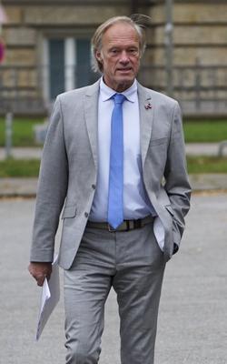 cntv Gerhard Delling TV Moderator auf dem Weg ins Gericht Block Prozess Am heutigen Prozesstag im Prozess um die angebliche Entf?hrung der Block Kinder kamen die beteiligten Angeklagten zeitlich und raeumlich voneinenader getrennt am Gericht an Hamburg 15.10.2025 Zuerst kam Stefan Hensel, dananch Christina Block mit ihrem Anwalt, Etws sp?ter betrat Gehrard Delling mit seinem Anwalt das Gericht. Zuletzt kam dann der Anwalt von Stefan Hensel. Gerhard Delling TV Moderator mit Rechtsanwalt David Rieks Christina Block Unternehmerin mit ihren Verteidiger Ingo Bott und ihre Verteidigerin Paula Wlodarek Ein Verfahrensbeteiligter kam wie zu jeder Verhandlung v?llig vermummt an. Stephan Hensel Ex-Ehemann und Vater der Kinder von Christina Bl-stock-foto