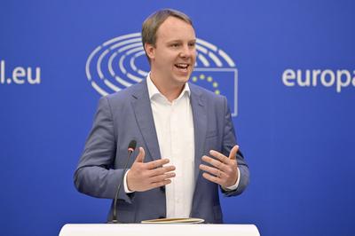 Daniel Freund bei einer Pressekonferenz zur Studie zur Aussetzung der EU-Finanzierung f?r Ungarn gem?? der Rechtsstaatl-stock-foto
