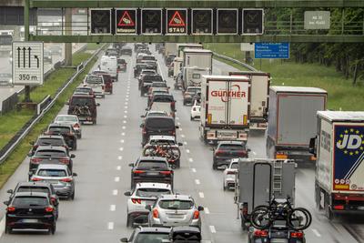 Pfingstreiseverkehr, Stau auf der Autobahn A8, M?nchen-Salzburg, Reiseverkehr in Richtung S?den, Sauerlach, 7. Juni 2025-stock-foto
