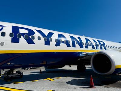 HAHN, DEUTSCHLAND - JUNI 1, 2025 - Ryanair-Flugzeug wartet auf dem Flughafen Frankfurt-Hahn in Deutschland-stock-foto