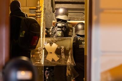 Leipzig - Erneute Hausbesetzung in Leipzig: Polizei st?rmt Geb?ude in Leipzig-Neustadt, vier Personen festgestellt-stock-foto