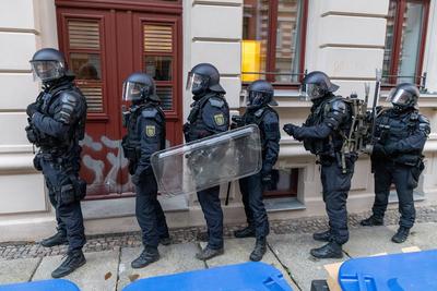 Leipzig - Erneute Hausbesetzung in Leipzig: Polizei st?rmt Geb?ude in Leipzig-Neustadt, vier Personen festgestellt-stock-foto