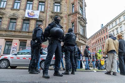 Leipzig - Erneute Hausbesetzung in Leipzig: Polizei st?rmt Geb?ude in Leipzig-Neustadt, vier Personen festgestellt-stock-foto