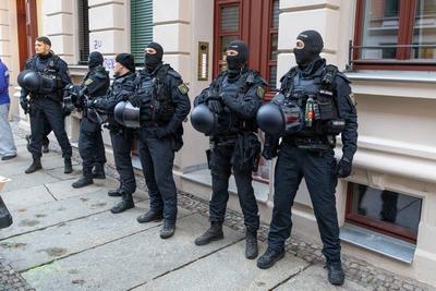 Leipzig - Erneute Hausbesetzung in Leipzig: Polizei st?rmt Geb?ude in Leipzig-Neustadt, vier Personen festgestellt-stock-foto