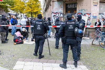 Leipzig - Erneute Hausbesetzung in Leipzig: Polizei st?rmt Geb?ude in Leipzig-Neustadt, vier Personen festgestellt-stock-foto