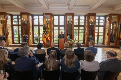 Ortszeit Deutschland ? Bundesverdienstkreuz Ordensverleihung in Schloss Burg Namedy, 16.10.2025-stock-foto