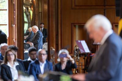 Ortszeit Deutschland ? Bundesverdienstkreuz Ordensverleihung in Schloss Burg Namedy, 16.10.2025-stock-foto