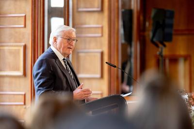 Ortszeit Deutschland ? Bundesverdienstkreuz Ordensverleihung in Schloss Burg Namedy, 16.10.2025-stock-foto
