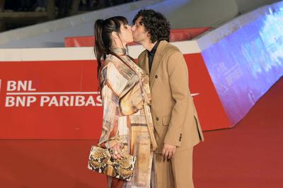 Ermal Meta mit Partnerin Chiara Sturd?-stock-foto