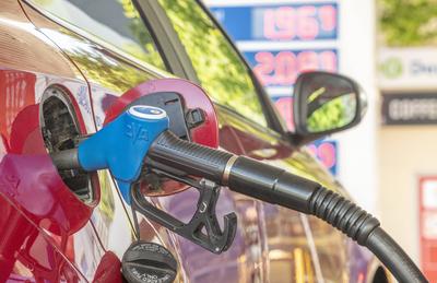 Hohe Spritpreise trotz Tankrabatt, Zapfpistole, Tankstelle, M?nchen, 10. Juni 2022 Deutschland, M?nchen, 10.06.2022, Kun-stock-foto