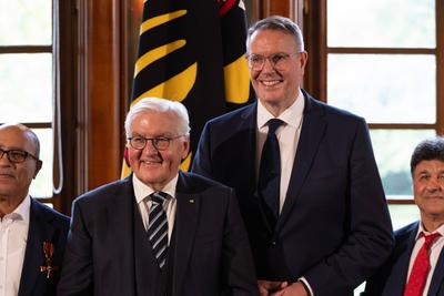 Ortszeit Deutschland ? Bundesverdienstkreuz Ordensverleihung in Schloss Burg Namedy, 16.10.2025-stock-foto