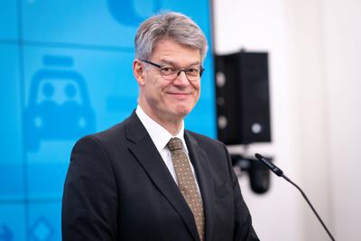 Bezahlbarer Fuehrerschein – Zur Reform der Fahrschulausbildung-stock-foto