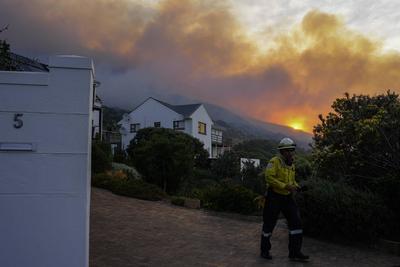Fire in Capri, Cape Town, South Africa-stock-foto