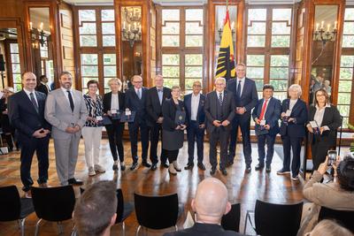 Ortszeit Deutschland ? Bundesverdienstkreuz Ordensverleihung in Schloss Burg Namedy, 16.10.2025-stock-foto