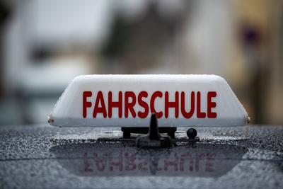 Fahrschule im Regen 05.03.24, Limburg: Symbolfoto, Illustrationsbild, Symbolbild, Illustrationsfoto Fahrschule im Regen-stock-foto