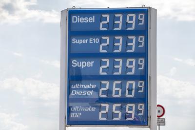 Hohe Spritpreise an der Autobahn, N?he M?nchen, 15. Juni 2022 Deutschland, 15.06.2022, Tankstellenpreise an der Autobahn-stock-foto