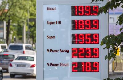 Hohe Spritpreise trotz Tankrabatt, Preistafel einer M?nchner Tankstelle, 10. Juni 2022 Deutschland, M?nchen, 10.06.2022,-stock-foto