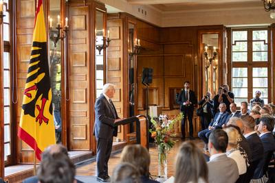 Ortszeit Deutschland ? Bundesverdienstkreuz Ordensverleihung in Schloss Burg Namedy, 16.10.2025-stock-foto
