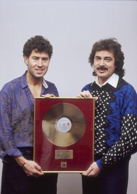 Engelbert (re.) mit Jack White 02/87 - Engelbert (re.) mit Jack White im Februar 1987 beim Ariola Presseball in Bochum-stock-foto