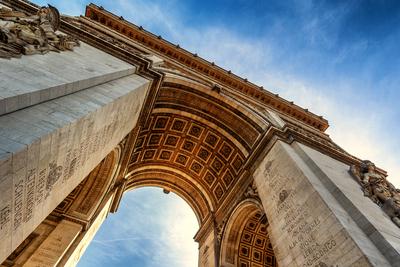 Ein beeindruckender Blick von unten auf den Arc de Triomphe in Paris, Frankreich. Das Foto zeigt die detaillierten Relie-stock-foto