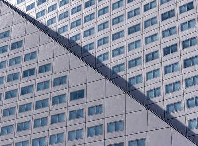 ROTTERDAM, NIEDERLANDE - 13. SEPTEMBER 2025 - Diagonaler Schatten ?ber moderner Geb?udefassade in Rotterdam. ROTTERDAM, NIEDERLANDE - 13. SEPTEMBER 2025 --stock-foto