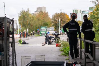 Klimaaktivisten blockieren Zementwerk von "Heidelberg Materials" in Mainz-stock-foto