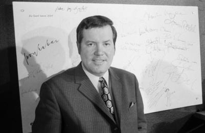 Wim Thoelke Wim Thoelke, deutscher Showmaster, in Vorbereitung zur Sendung Drei mal Neun in Hamburg, Deutschland um 197-stock-foto