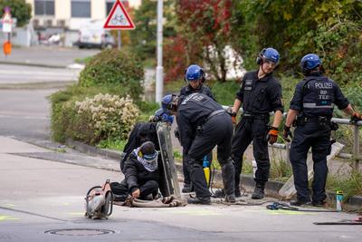 Klimaaktivisten blockieren Zementwerk von "Heidelberg Materials" in Mainz-stock-foto