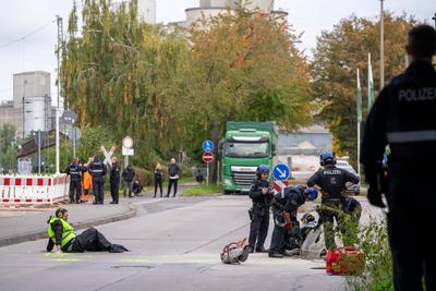 Klimaaktivisten blockieren Zementwerk von "Heidelberg Materials" in Mainz-stock-foto