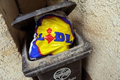 M?lltonne mit Lidl Plastikt?te Copyright: JOKER/ErichxH?fele JOKER100508567612-stock-foto