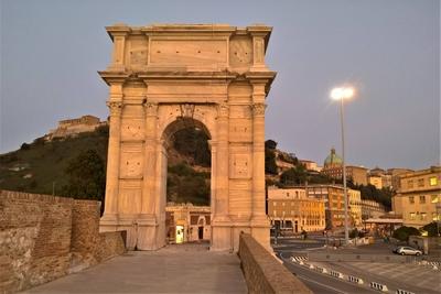 Ancona ist eine Hafenstadt mit ueber 100.000 Einwohnern an der italienischen Kueste der Adria. Sie ist Hauptstadt der R-stock-foto