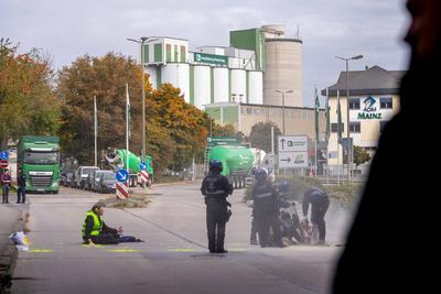Klimaaktivisten blockieren Zementwerk von "Heidelberg Materials" in Mainz-stock-foto