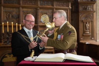 Bildnummer: 59980054  Datum: 04.07.2013  Copyright: imago/R?diger W?lk DEU, Deutschland, M?nster: Britische Streitkr?fte verabschieden sich aus M?nster; Parade der Soldaten vor dem Rathaus auf dem Prinzipalmarkt; HRH Prince Andrew, Duke of York wird im Friedenssaal des Rathauses empfangen und erh?lt den Ehrentrunk aus dem Goldenen Hahn, Markus Lewe, CDU, Oberb?rgermeister der Stadt M?nster (links) Gesellschaft GER People Adel GBR Milit?r xcb x1x 2013 quer Aufmacher premiumd Armee Army Britisch DEU Deutschland England Europe GB GER Germany Great Britain Gro?britannien Heer Milit?r M?nster NRW Nordrhein-Westfalen Northrine-Westphalia St?rke Uniform Waffen armed forces british british culture englisch english culture military milit?rischer Beruf power uk weapon  59980054 Date 04 07 2013 Copyright Imago R?diger W?lk DEU Germany Muenster British Armed forces adopt to out Muenster Parade the Soldiers before the City Hall on the Prinzipalmarkt HRH Prince Andrew Duke of York will in Peace room the Cort receive and receives the  out the Golden Cock Markus Lewe CDU Lord Mayor the City Muenster left Society ger Celebrities Adel GBR Military  x1x 2013 horizontal Highlight premiumd Army Army British DEU Germany England Europe GB ger Germany Great Britain UK Heer Military Muenster NRW North Rhine Westphalia Northrine  Westphalia Strength Uniform Weapons Armed Forces British British Culture English English Culture Military Military Occupation Power UK Weapon-stock-foto